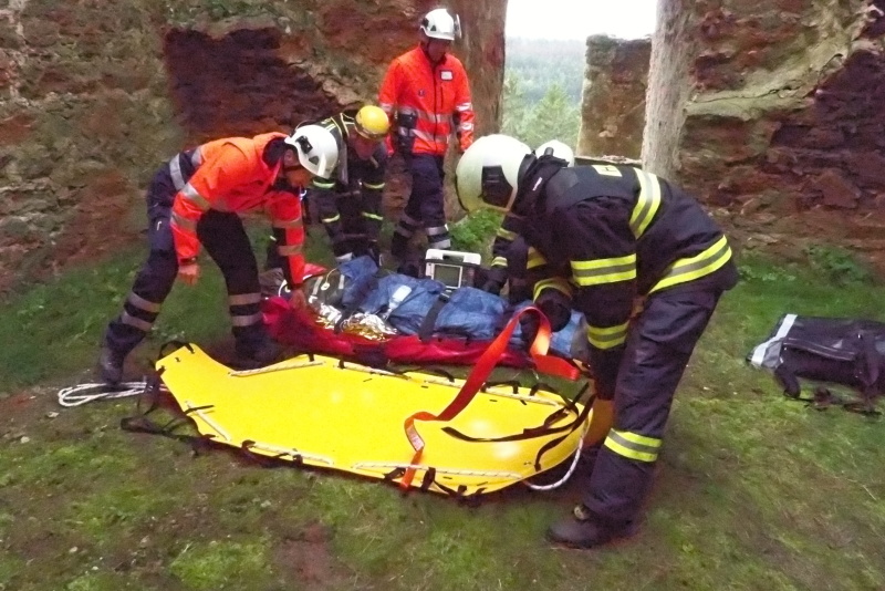 Záchranáři připravují transport zraněného