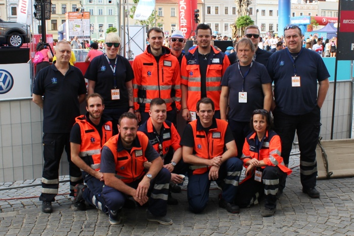 Tým záchranářů a lékař ZZS JčK zajišťující zdravotnickou asistenci půlmaratonu ČB