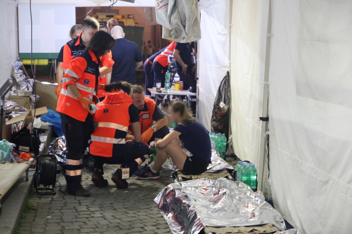 Záchranáři poskytující přednemocniční neodkladnou péči závodníkům