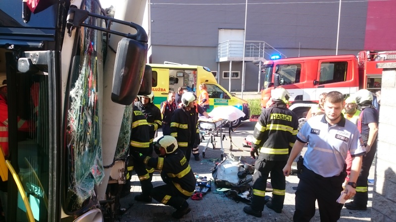 Záchranáři a hasiči na místě nehody autobusu MHD
