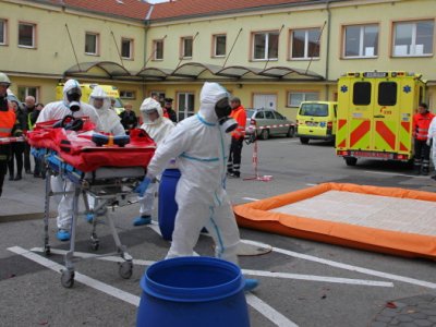 Biohazard tým vstupuje do kontaminovaného prostoru