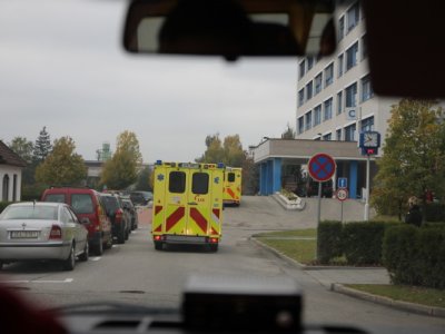 Příjezd do areálu nemocnice.