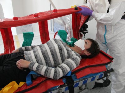Předání druhé pacientky na izolační jednotku infekčního odd.