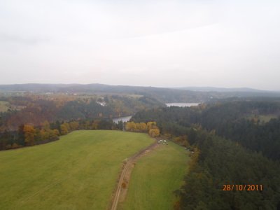 Pohled na místo přistání, na pozadí Orlická přehrada