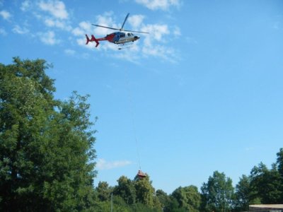 ČB, záchranáři zraněného muže ze střechy dostávali pomocí vrtulníku, 7.7.2014 1