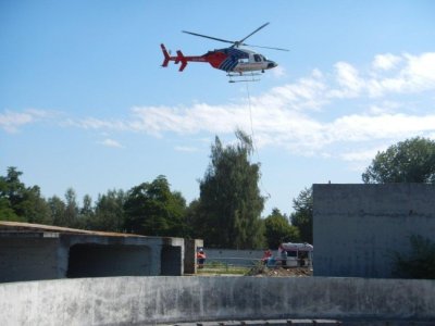 ČB, záchranáři zraněného muže ze střechy dostávali pomocí vrtulníku, 7.7.2014 2
