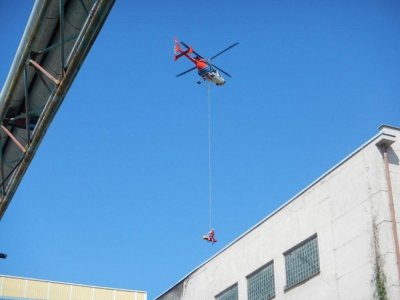 ČB, záchranáři zraněného muže ze střechy dostávali pomocí vrtulníku, 7.7.2014 3