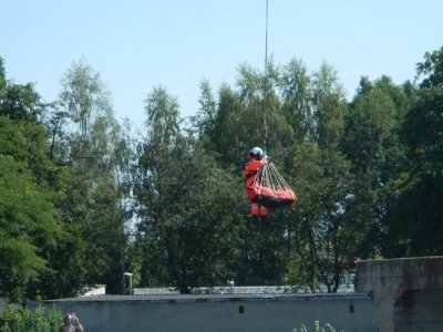 ČB, záchranáři zraněného muže ze střechy dostávali pomocí vrtulníku, 7.7.2014 4