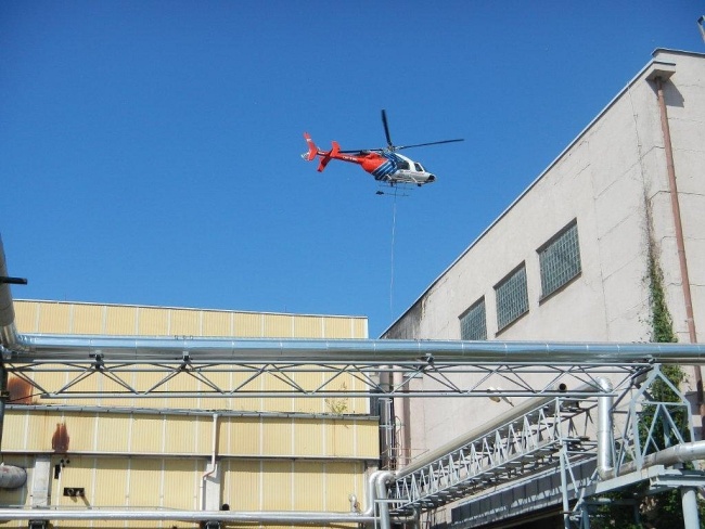 ČB, záchranáři zraněného muže ze střechy dostávali pomocí vrtulníku, 7.7.2014