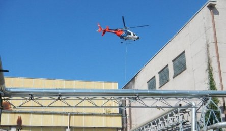 ČB, záchranáři zraněného muže ze střechy dostávali pomocí vrtulníku, 7.7.2014