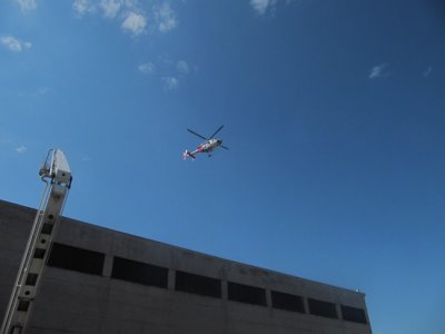 ČB, záchranáři zraněného muže ze střechy dostávali pomocí vrtulníku, 7.7.2014 10
