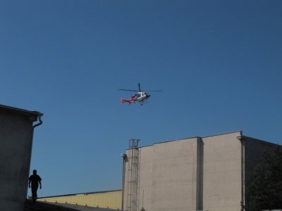 ČB, záchranáři zraněného muže ze střechy dostávali pomocí vrtulníku, 7.7.2014 11