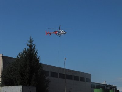 ČB, záchranáři zraněného muže ze střechy dostávali pomocí vrtulníku, 7.7.2014 12
