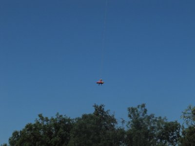 ČB, záchranáři zraněného muže ze střechy dostávali pomocí vrtulníku, 7.7.2014 13