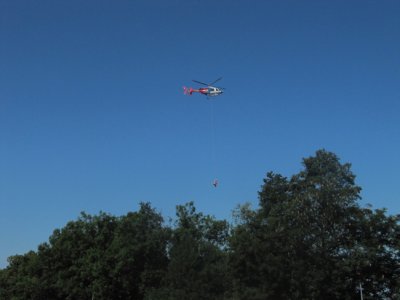 ČB, záchranáři zraněného muže ze střechy dostávali pomocí vrtulníku, 7.7.2014 14