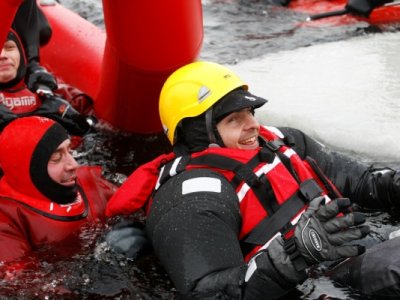 Výcvik LZ, vyzkoušení záchrany po proboření pod led, Lipno, 5.2.2011 1