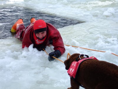 Výcvik LZ, vyzkoušení záchrany po proboření pod led, Lipno, 5.2.2011 5