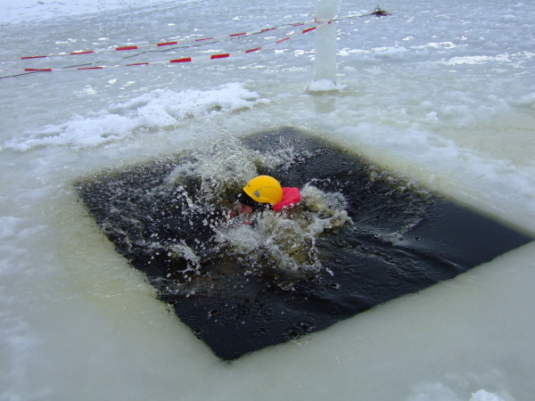 Výcvik LZ, vyzkoušení záchrany po proboření pod led, Lipno, 5.2.2011