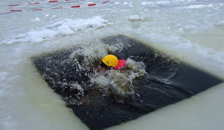 Výcvik LZ, vyzkoušení záchrany po proboření pod led, Lipno, 5.2.2011