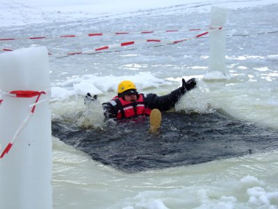 Výcvik LZ, vyzkoušení záchrany po proboření pod led, Lipno, 5.2.2011 7