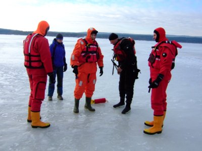 Výcvik LZ, vyzkoušení záchrany po proboření pod led, Lipno, 5.2.2011 13