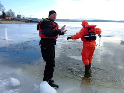 Výcvik LZ, vyzkoušení záchrany po proboření pod led, Lipno, 5.2.2011 14