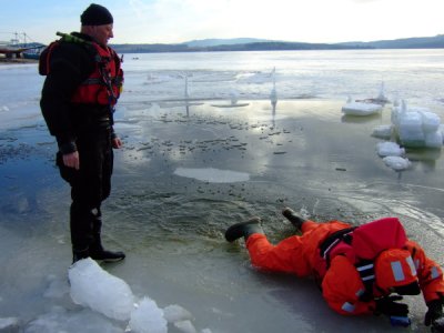 Výcvik LZ, vyzkoušení záchrany po proboření pod led, Lipno, 5.2.2011 15
