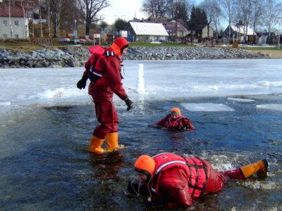 Výcvik LZ, vyzkoušení záchrany po proboření pod led, Lipno, 5.2.2011 17