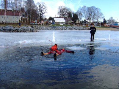 Výcvik LZ, vyzkoušení záchrany po proboření pod led, Lipno, 5.2.2011 18