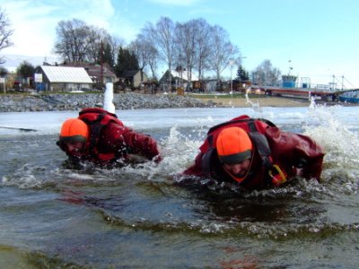 Výcvik LZ, vyzkoušení záchrany po proboření pod led, Lipno, 5.2.2011 19
