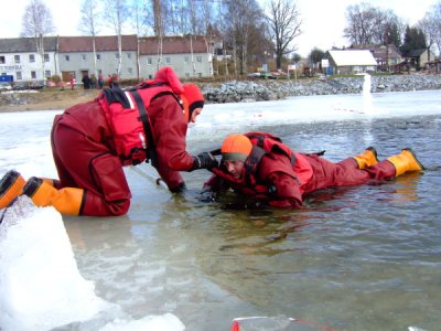Výcvik LZ, vyzkoušení záchrany po proboření pod led, Lipno, 5.2.2011 20