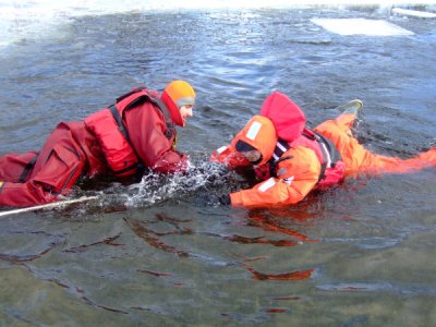 Výcvik LZ, vyzkoušení záchrany po proboření pod led, Lipno, 5.2.2011 22