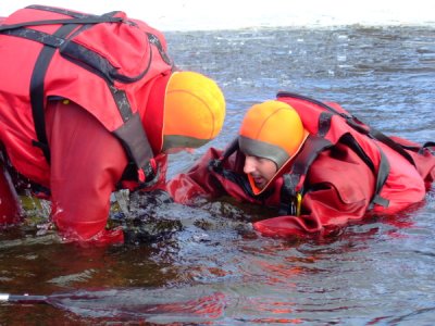Výcvik LZ, vyzkoušení záchrany po proboření pod led, Lipno, 5.2.2011 24