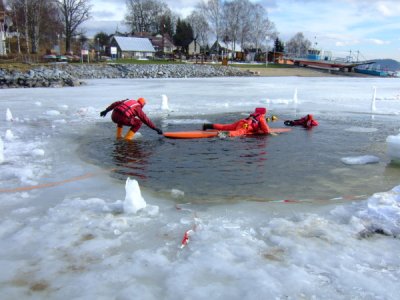 Výcvik LZ, vyzkoušení záchrany po proboření pod led, Lipno, 5.2.2011 25