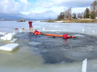 Výcvik LZ, vyzkoušení záchrany po proboření pod led, Lipno, 5.2.2011 26