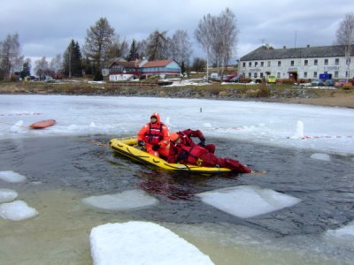 Výcvik LZ, vyzkoušení záchrany po proboření pod led, Lipno, 5.2.2011 30