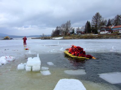 Výcvik LZ, vyzkoušení záchrany po proboření pod led, Lipno, 5.2.2011 31