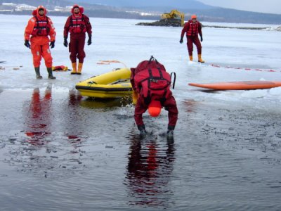Výcvik LZ, vyzkoušení záchrany po proboření pod led, Lipno, 5.2.2011 32