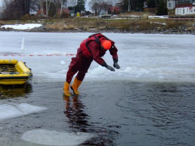 Výcvik LZ, vyzkoušení záchrany po proboření pod led, Lipno, 5.2.2011 33