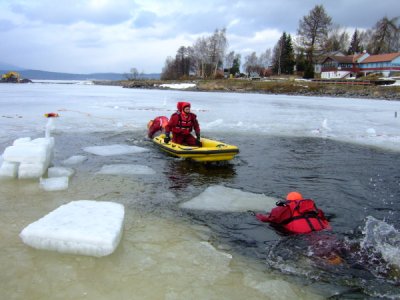 Výcvik LZ, vyzkoušení záchrany po proboření pod led, Lipno, 5.2.2011 35