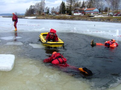 Výcvik LZ, vyzkoušení záchrany po proboření pod led, Lipno, 5.2.2011 36