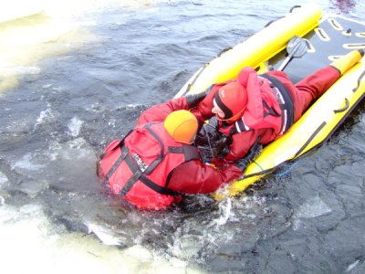 Výcvik LZ, vyzkoušení záchrany po proboření pod led, Lipno, 5.2.2011 37