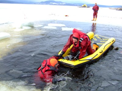 Výcvik LZ, vyzkoušení záchrany po proboření pod led, Lipno, 5.2.2011 38