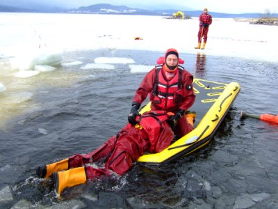 Výcvik LZ, vyzkoušení záchrany po proboření pod led, Lipno, 5.2.2011 39