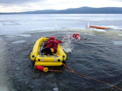 Výcvik LZ, vyzkoušení záchrany po proboření pod led, Lipno, 5.2.2011 40