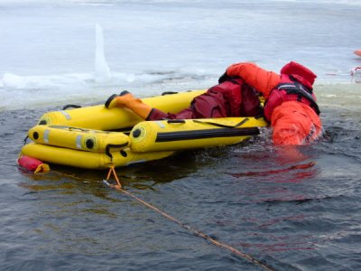 Výcvik LZ, vyzkoušení záchrany po proboření pod led, Lipno, 5.2.2011 41
