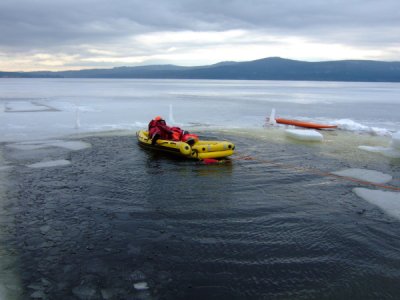 Výcvik LZ, vyzkoušení záchrany po proboření pod led, Lipno, 5.2.2011 42