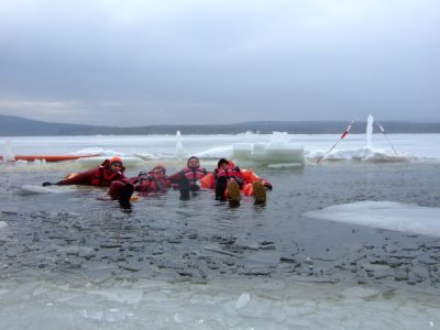 Výcvik LZ, vyzkoušení záchrany po proboření pod led, Lipno, 5.2.2011 44