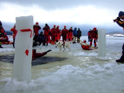 Výcvik LZ, vyzkoušení záchrany po proboření pod led, Lipno, 5.2.2011 45