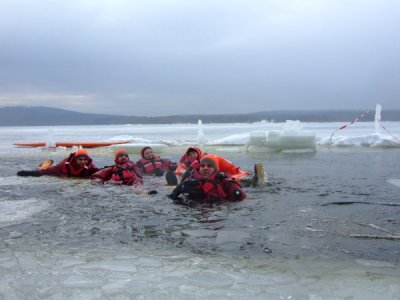 Výcvik LZ, vyzkoušení záchrany po proboření pod led, Lipno, 5.2.2011 46